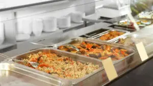 Ghid de alegere pentru vitrine frigorifice de expunere în restaurante: Răcire ventilată vs. statică