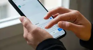 Glovo intră în era AI: Clienții pot găsi și comanda produse direct din ChatGPT