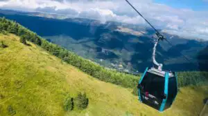 Instalaţiile de transport pe cablu s-au oprit la Sinaia. Sute de turişti au rămas blocaţi pe munte după o avarie electrică