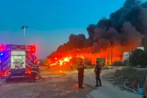 Incendiu uriaș în Constanța. Flăcările au cuprins 5.000 de metri pătrați, iar populația a fost avertizată prin RO-Alert