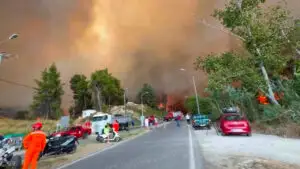 Alertă de incendii în Grecia. Turiștii sunt evacuați dintr-o destinație preferată de români