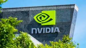 Nvidia scumpește serverele AI. Prețurile ar putea crește cu cel puțin 15% de anul viitor