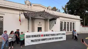 Nicușor Dan, contestat de cei care l-au votat. Mai mulți protestatari l-au criticat pe șeful statului în fața Palatului Cotroceni: Te-am votat şi ne-ai trădat