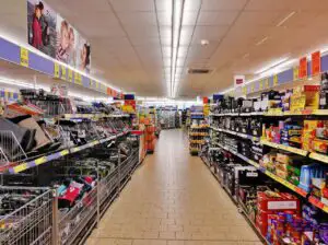 12 august aduce reguli noi în supermarketuri. Ce se schimbă la produsele de pe rafturi