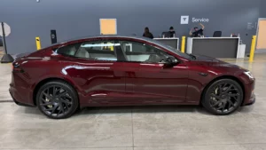 Modelul Tesla produs în doar 250 de unități a ajuns în România. Cine conduce primul exemplar