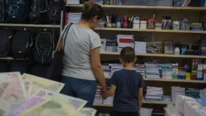 Statul dă 500 de lei pentru rechizite în anul școlar 2026-2027. Cine sunt cei care vor primi banii și când se depun cererile