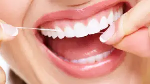 Cum se folosește corect ața dentară? Greșelile care pot răni gingiile