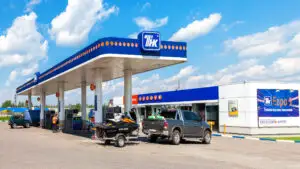 Criza carburanților se adâncește în Rusia. Benzina, raționalizată la benzinăriile din Moscova
