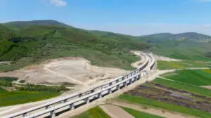 Guvernul aprobă un împrumut de 630 de milioane de euro de la BEI pentru modernizarea căii ferate Brașov–Sighișoara