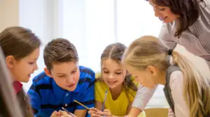Cât costă educația în 2026. Cât plătesc părinții pentru grădiniță, școală și after-school