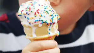 Înghețata, un desert periculos? Ce se întâmplă dacă o mâncăm zilnic?