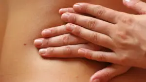 Cum îți îngrijești corect mâinile toamna? Greșelile care usucă pielea și pot afecta tatuajele