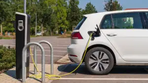 Europa accelerează spre electrificare: una din patru mașini noi este electrică