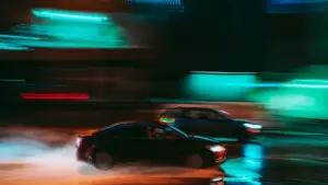 Vara pe asfalt umed: ce uită șoferii când schimbă cauciucurile și reînnoiesc actele mașinii