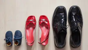 De ce le place copiilor să poarte pantofii părinților? Explicația psihologului