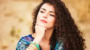 Cum se îngrijește corect părul creț vara? 10 reguli esențiale pentru bucle perfecte