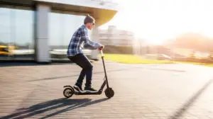 Au gonit cu o trotinetă electrică prin oraș. Doi oameni au fost prinși cu peste 70 km/h