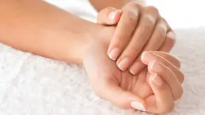 Cum îți îngrijești corect unghiile toamna? Ce trebuie să faci dacă sunt naturale, cu ojă semipermanentă sau cu gel