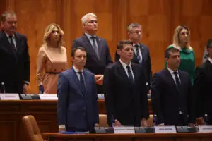 UPDATE: Vot decisiv pentru Guvernul Mureșan. Mureșan,anunț despre pensii, alocații și TVA înaintea verdictului din Parlament