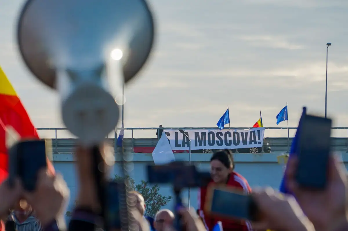 Susținătorii lui Georgescu și baner-ul „Marș la Moscova”, Oradea