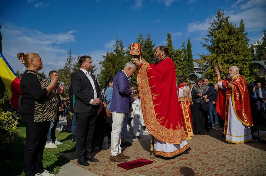 Călin Georgescu, binecuvântat de Arhimandritul Atanasie Paleu, la Mănăstirea Sfintei Cruci din Oradea