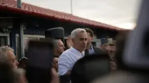 Susținătorii lui Călin Georgescu au sărit la protestatari. „Dă-i, dă-i!”, strigau cei din mulțime