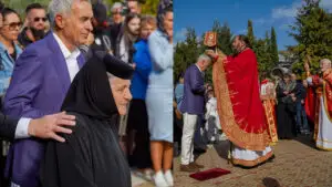 Călin Georgescu a fost primit în altar și numit „președinte ales”. Episcopia Oradiei acuză promovarea politică în biserică