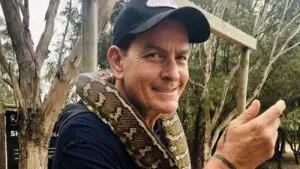 Charlie Sheen revine cu un rol principal într-un nou serial. Cine îi va fi partener