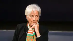 Christine Lagarde temperează așteptările privind dobânzile. BCE vede o inflație mai mare, dar fără efecte structurale