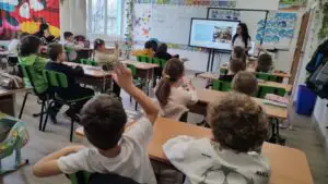3 din 4 elevi spun că îi doare spatele. Obiceiurile care le afectează postura încă din școala primară
