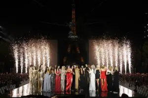 Premieră Istorică la Paris! Nadia Comăneci a strălucit la Turnul Eiffel pentru L’Oréal într-o rochie ATU Body Couture și pantofi HARDOT