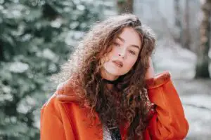 Moda accesibilă pentru toamna-iarna 2026-2027: ce se poartă și cât costă hainele de sezon