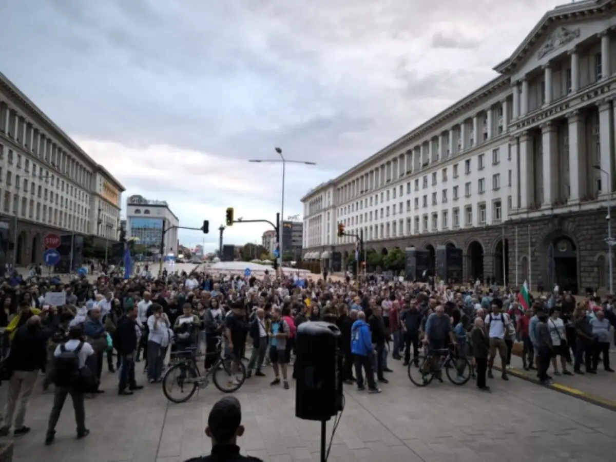 Bulgarii au ieșit din nou în stradă. Protestatarii cer demisia guvernului Radev: Comuniștii afară