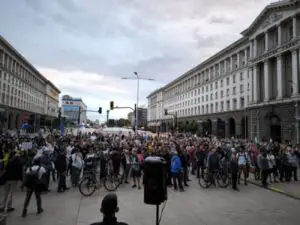 Bulgarii au ieșit din nou în stradă. Protestatarii cer demisia guvernului Radev: Comuniștii afară