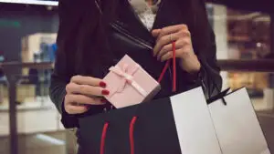Sezonul cumpărăturilor de sărbători începe mai devreme: ce categorii de beauty intră deja în atenția românilor