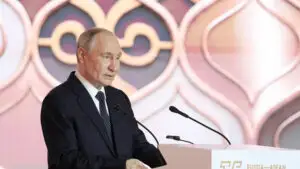 Vladimir Putin îi îndeamnă pe ruși să voteze. Kremlinul prezintă alegerile parlamentare drept test al sprijinului pentru război