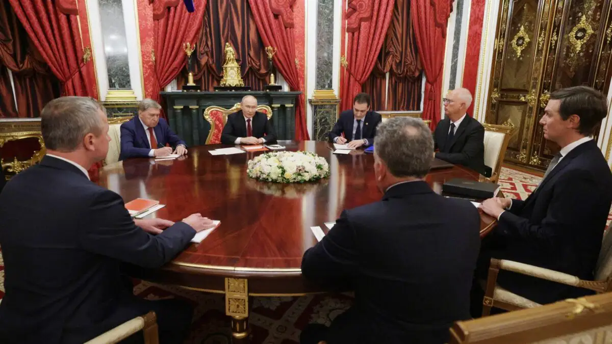 Putin s-a întâlnit la Kremlin cu emisarii lui Trump. Washingtonul încearcă să relanseze negocierile pentru pace în Ucraina