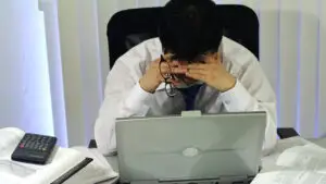 Burnout-ul îi afectează pe tot mai mulți angajați. Semnele pe care nu trebuie să le ignori