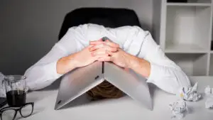 De ce nu te simți odihnit după concediu: Ce se întâmplă când revii brusc la muncă