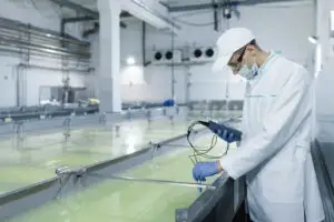 Amenzi de aproape 1,5 milioane de lei după controale în industria alimentară. ANSVSA a descoperit probleme de igienă și trasabilitate