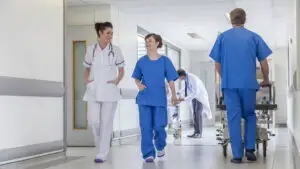 Femeile reprezintă 77% din angajații din sănătate, dar câștigă cu 19% mai puțin pe oră decât bărbații