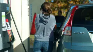 Acciza la motorină rămâne redusă cu 25% și în luna octombrie. Cât vor plăti șoferii