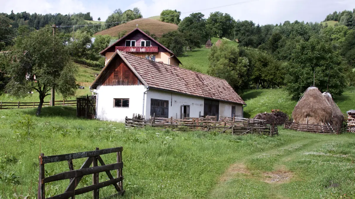 casă la sat, casă la țară, mediu rural, sat românesc