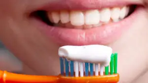 Cum îți îngrijești dinții toamna? Aerul rece și răcelile pot crește sensibilitatea dentară. Ce trebuie să faci