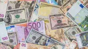 Bursele europene au crescu după decizia Fed. Dolarul a ajuns la cel mai ridicat nivel din ultimele șapte săptămâni