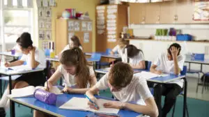 Ce se întâmplă cu bursele elevilor în 2026-2027. Guvernul a decis: Vor fi acordate pe întreaga durată a anului