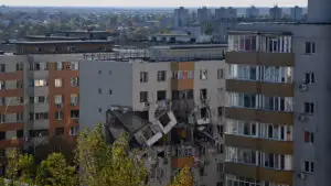 Lucrările de punere în siguranță a blocului din Rahova încep luni. Constructorul montează stâlpi temporari de susținere