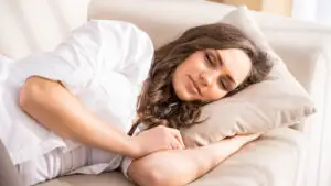 Somnul la prânz, benefic sau dăunător? Când te ajută și când îți afectează somnul?