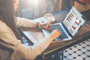 Primii bani din freelancing. Cât valorează un logo, un clip video sau un articol