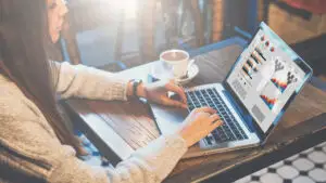 Primii bani din freelancing. Cât valorează un logo, un clip video sau un articol